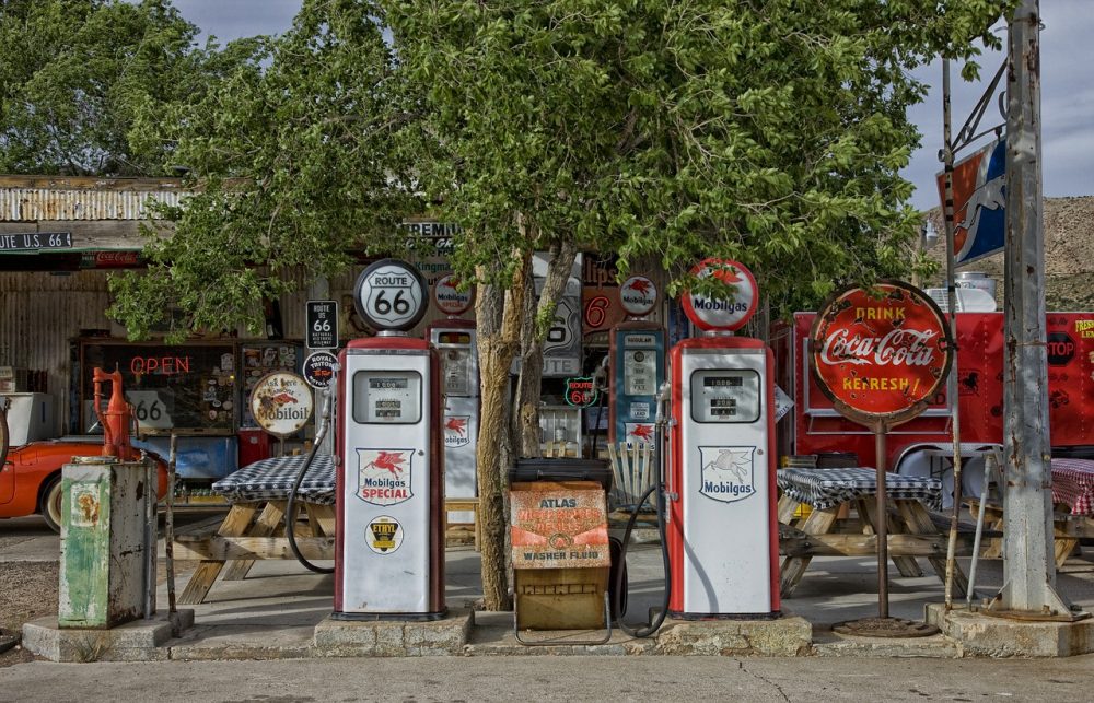 vintage-gas-station-392743_1280