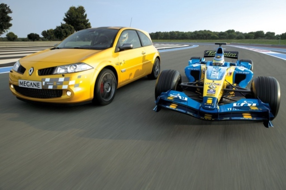 2 Renault-Megane-Renault-F1-Team-R26