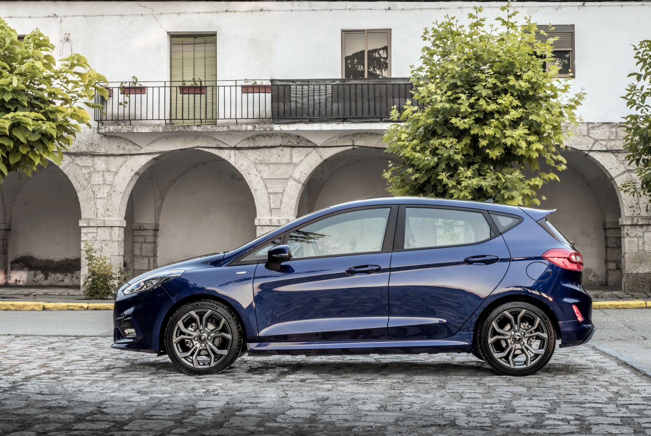 2017_Ford_Fiesta_ST-Line_Deep_Impact_Blue_002