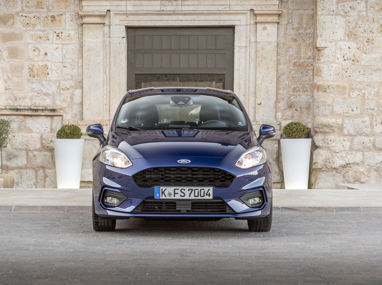 2017_Ford_Fiesta_ST-Line_Deep_Impact_Blue_004