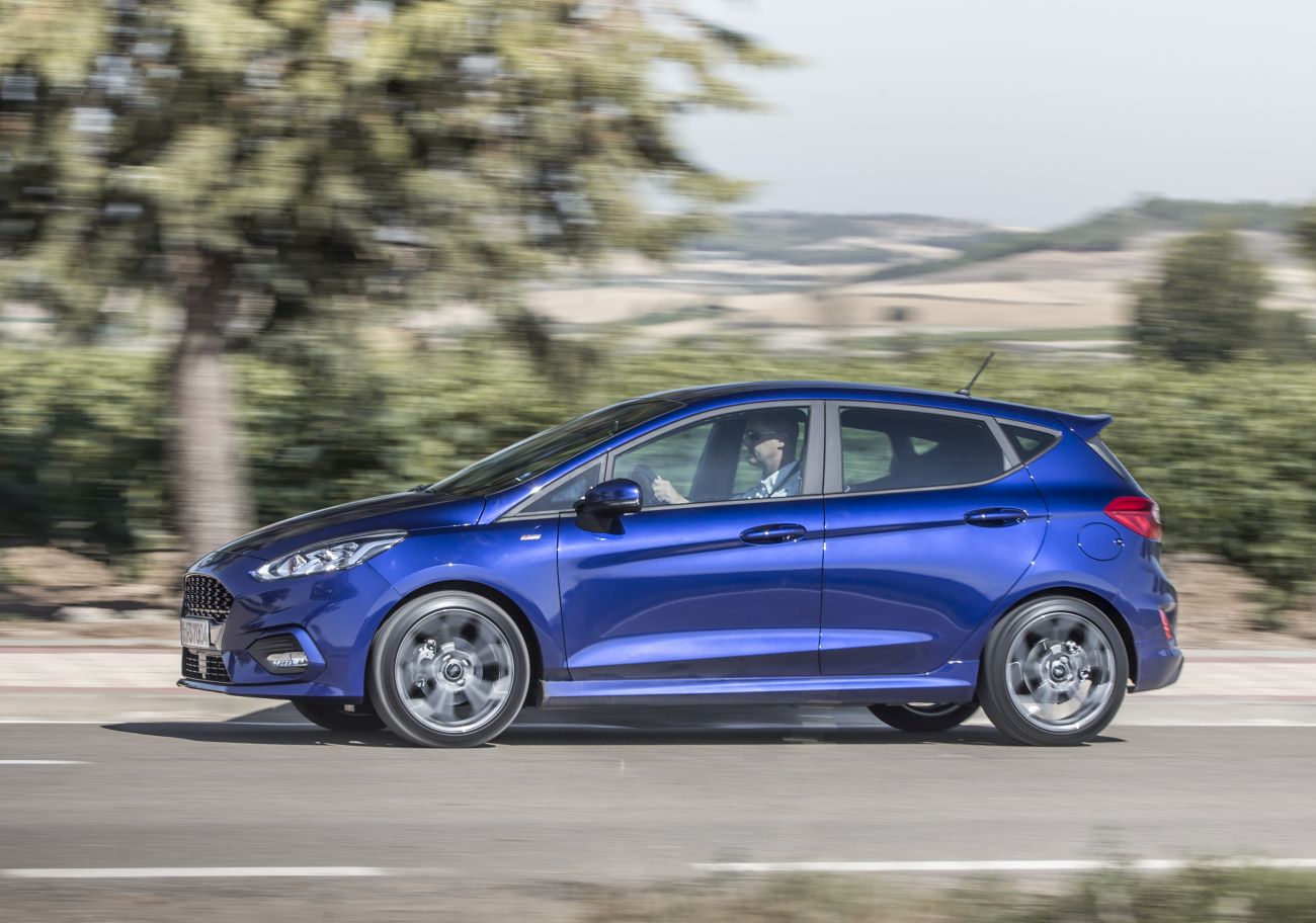 2017_Ford_Fiesta_ST-Line_Deep_Impact_Blue_012