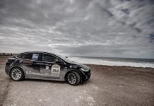 Este Tesla é o primeiro carro elétrico a atravessar o deserto do Sahara