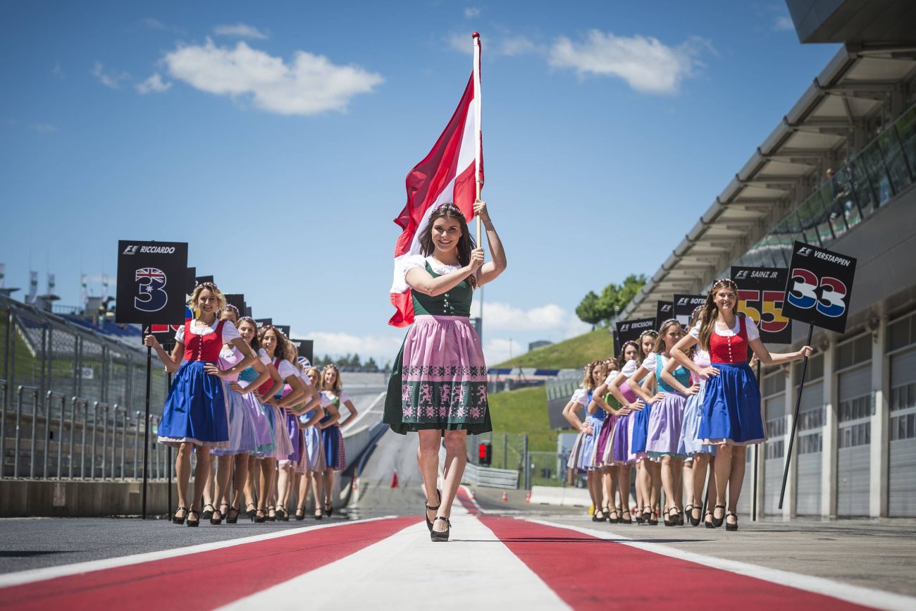 grid girls (3) Red Bull