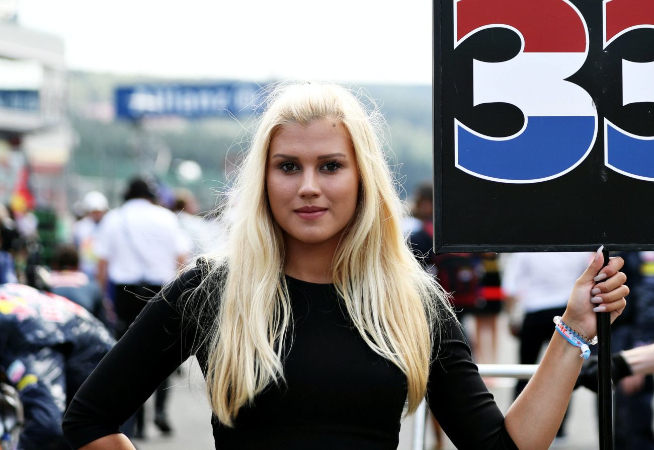 grid girls red bull