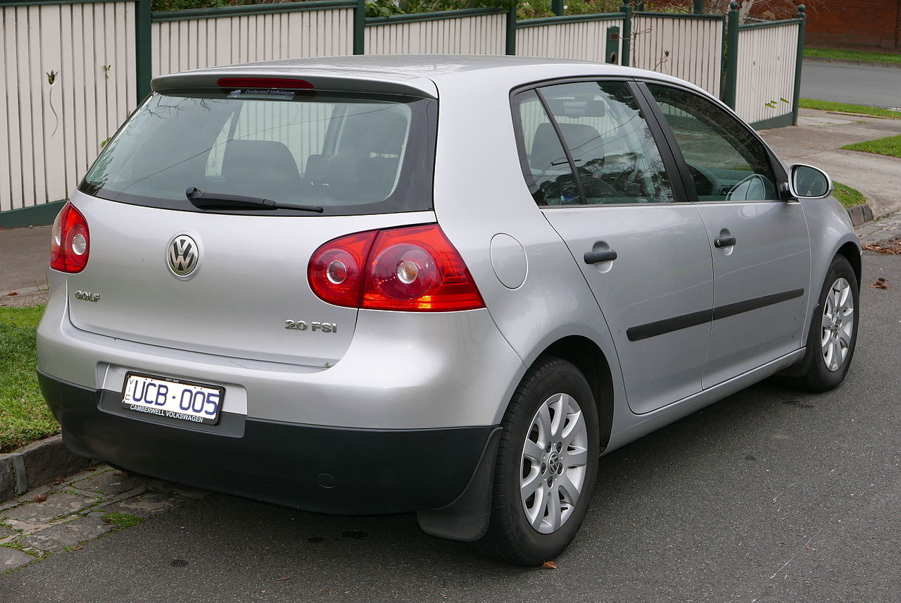 20 2005_Volkswagen_Golf_(1K)_Comfortline_2.0_FSI_5-door_hatchback_(2015-07-09)_02