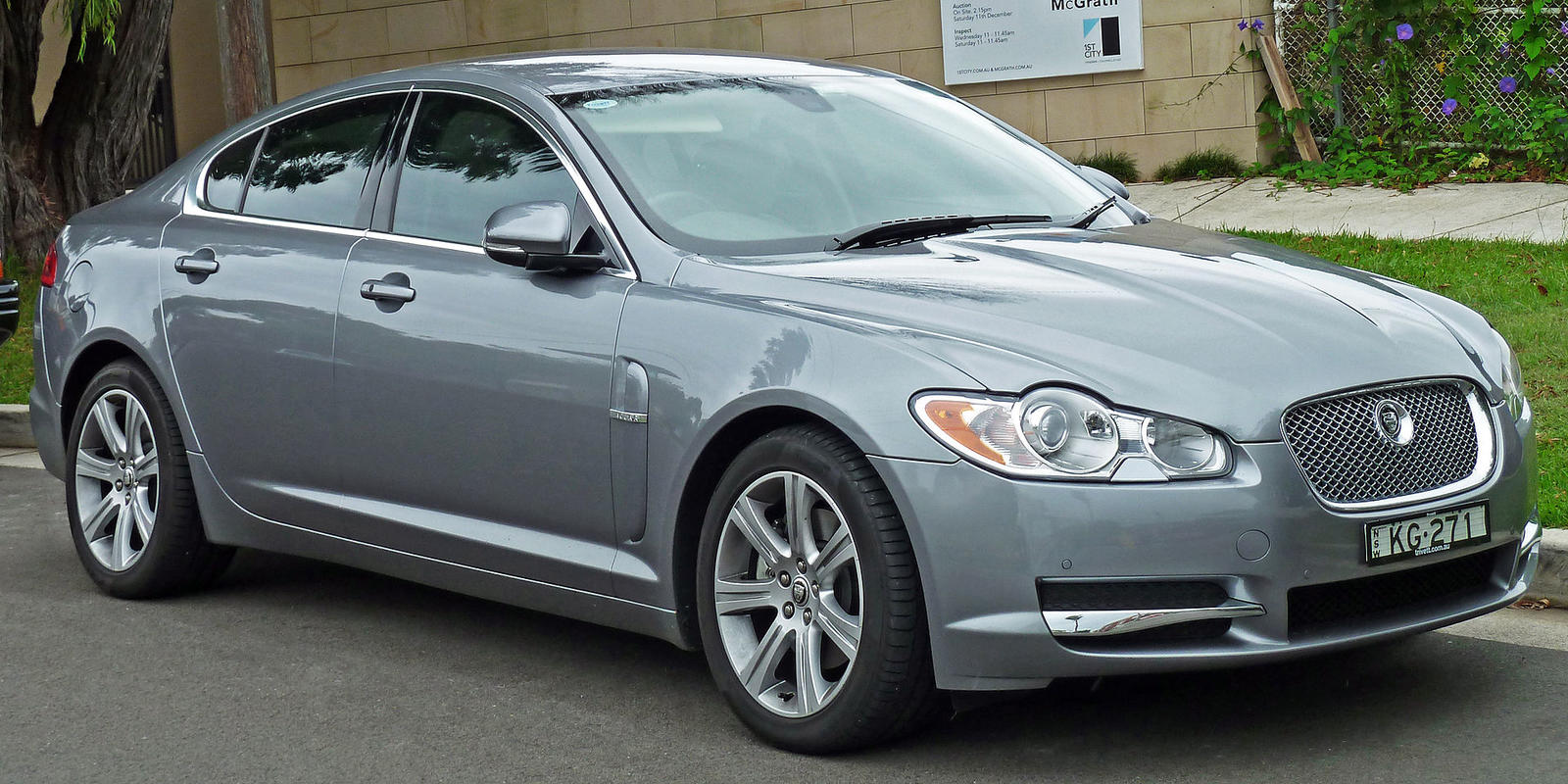 23 2009-2010_Jaguar_XF_(X250_MY10)_Luxury_sedan_(2011-01-13)