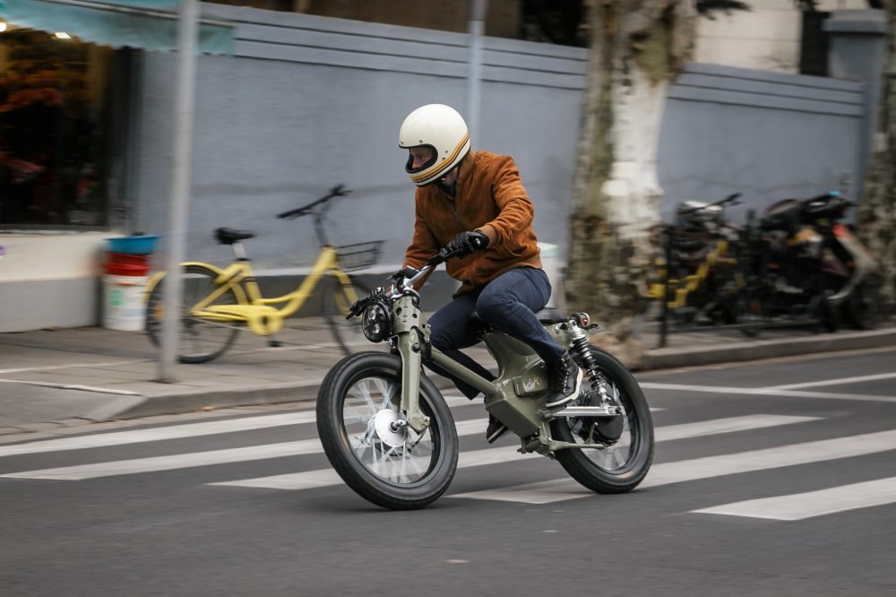 Scooter elétrica chinesa recria moto clássica para andar 