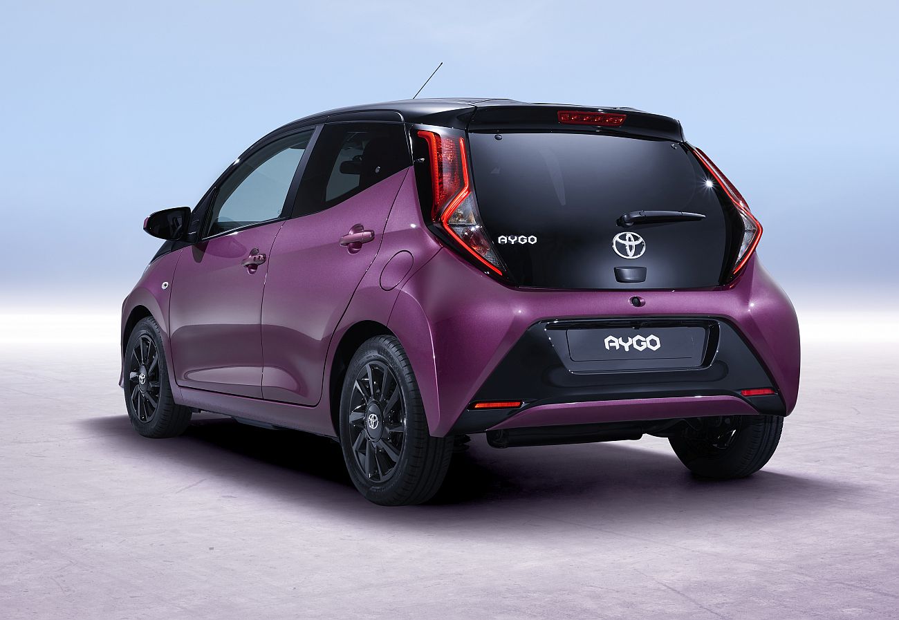 AYGO_10_34Rear_Magenta