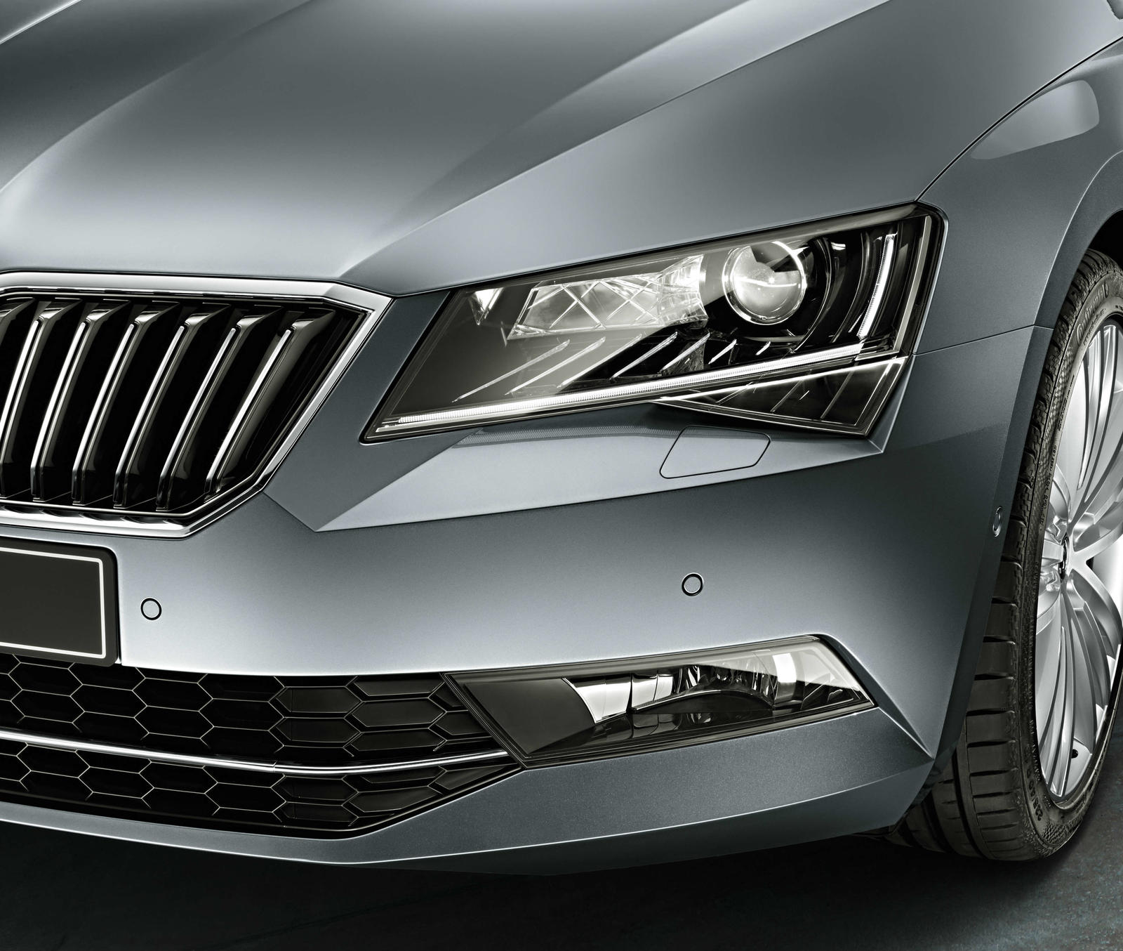 SKODA_Superb_dynamic_light_features_02