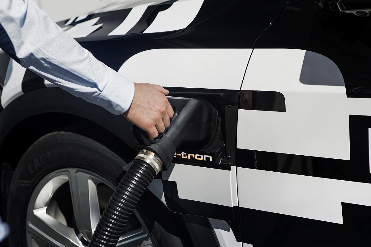 Audi e-tron prototype: Charging