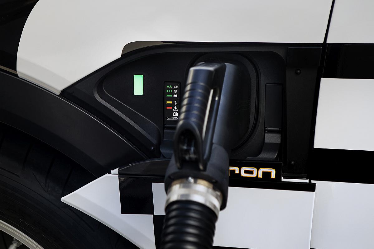 Audi e-tron prototype: Charging