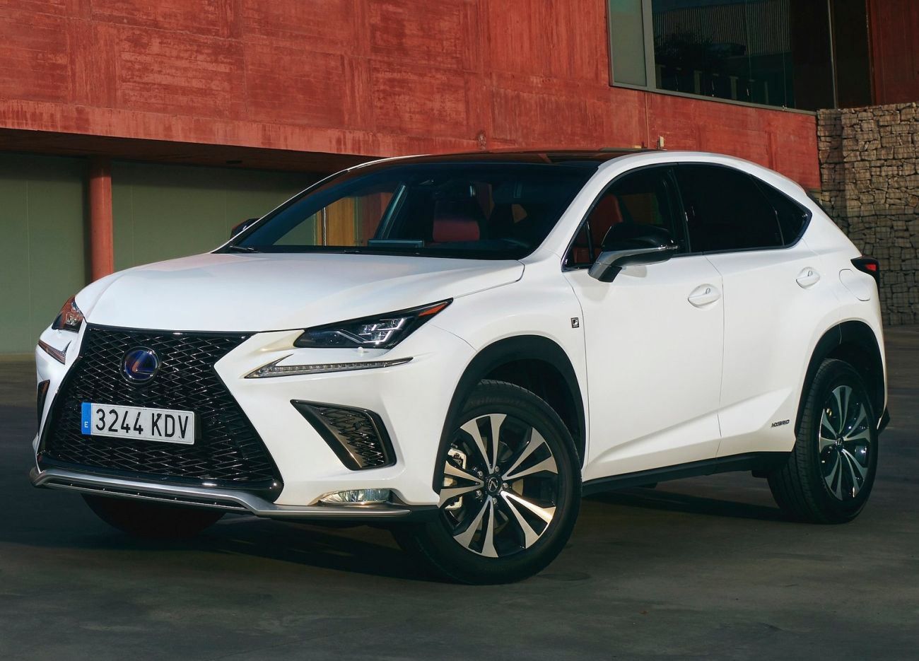 Lexus-NX-2018-1600-01