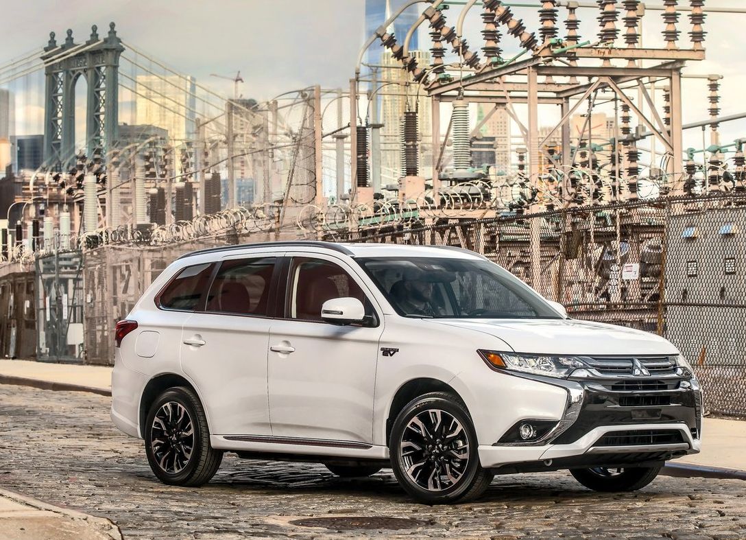 Mitsubishi-Outlander_PHEV-2017-1280-06