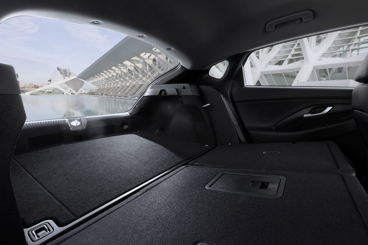 hyundai-all-new-i30-fastback-2018-interior-06-hires