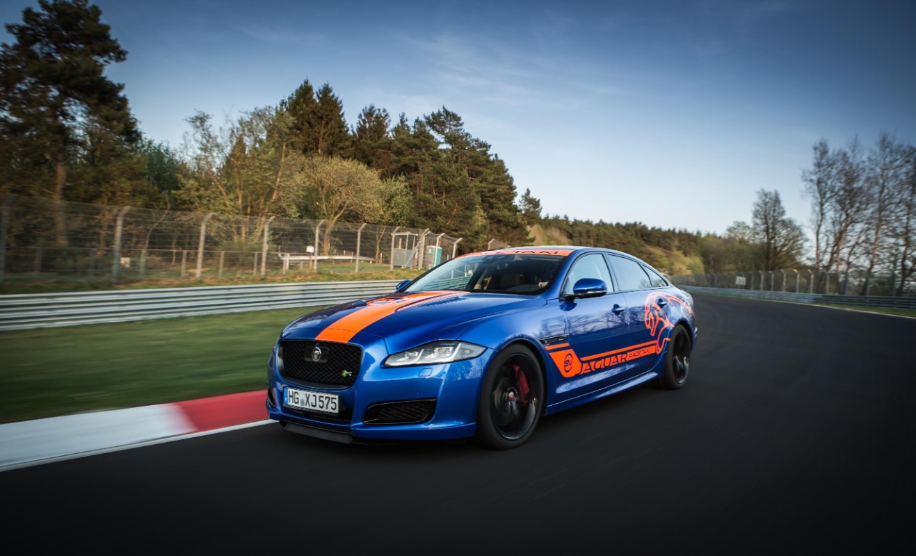 1558599_Jaguar Race Taxi – XJR575_A9685