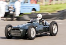 Este carro antigo de Fórmula 1 tinha motor de 16 cilindros