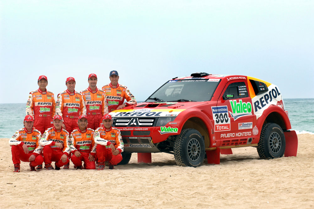 MITSUBISHI—S-HIGH-PERFORMANCE-CLEAN-DIESEL-ENGINES-RACE-FOR-DAKAR-SUCCESS (1)