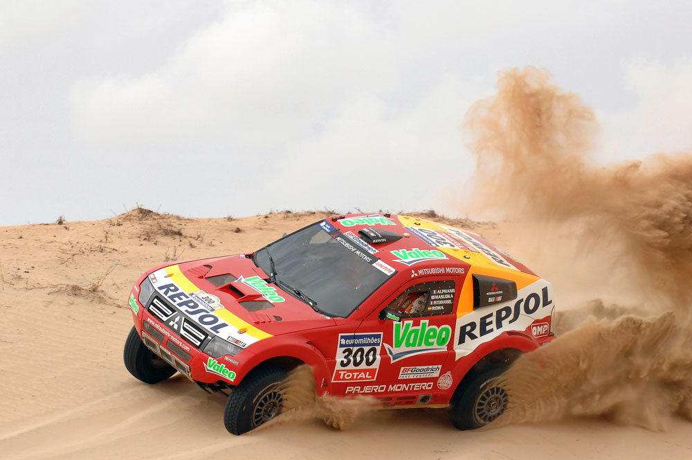 MITSUBISHI—S-HIGH-PERFORMANCE-CLEAN-DIESEL-ENGINES-RACE-FOR-DAKAR-SUCCESS