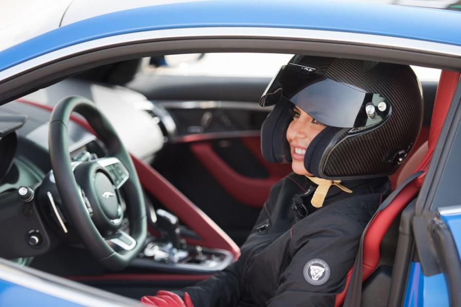 001_Saudi-female-racer-Aseel-Al-Hamad-marks-the-end-of-the-ban-on-women-drivers-in-Saudi-Arabia-with-a-special-drive-in-a-Jaguar-F-TYPE-960×600