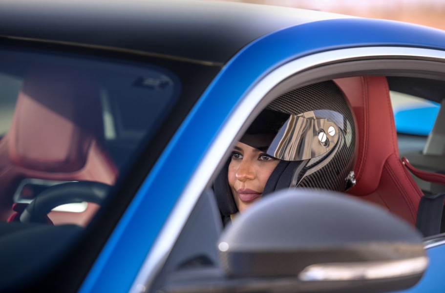 002_Saudi-female-racer-Aseel-Al-Hamad-marks-the-end-of-the-ban-on-women-drivers-in-Saudi-Arabia-with-a-special-drive-in-a-Jaguar-F-TYPE-960×600