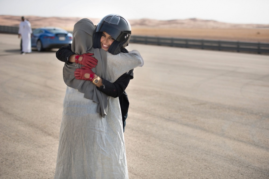 002_Saudi-racing-driver-Aseel-Al-Hamad-celebrates-the-end-of-the-ban-on-women-drivers-and-the-launch-of-World-Driving-Day-with-a-lap-of-honour-in-a-Jaguar-F-TYPE-960×600