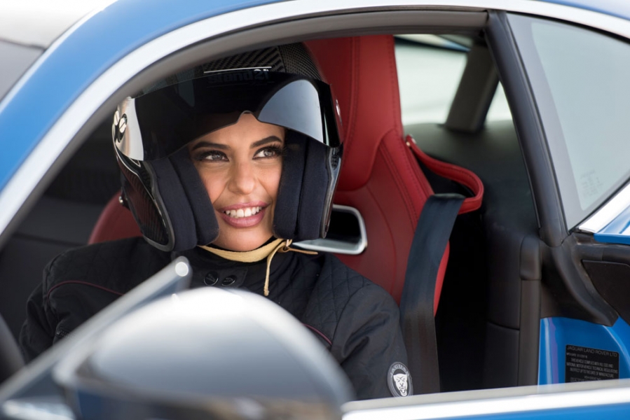 003_Saudi-female-racer-Aseel-Al-Hamad-marks-the-end-of-the-ban-on-women-drivers-in-Saudi-Arabia-with-a-special-drive-in-a-Jaguar-F-TYPE-960×600