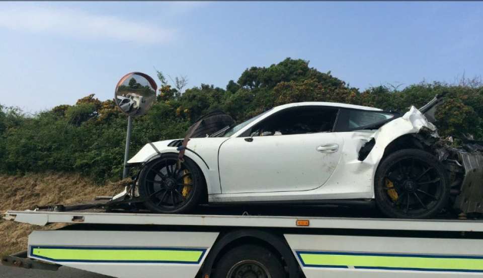 Porsche-911-GT3-RS-Isle-of-Man-TT-acidente-1-960×600