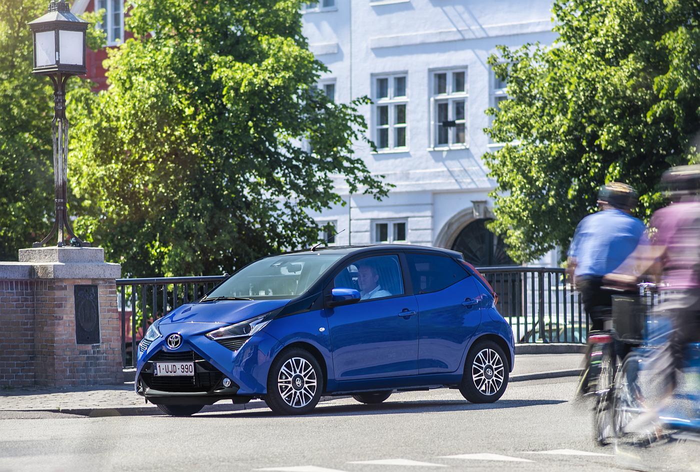 aygo-blue-046