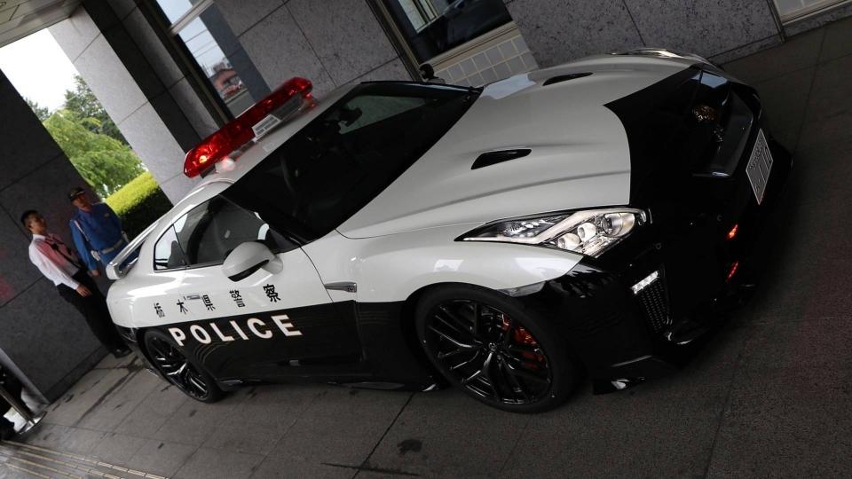 nissan-gt-r-police-car-in-japan-5-960×600