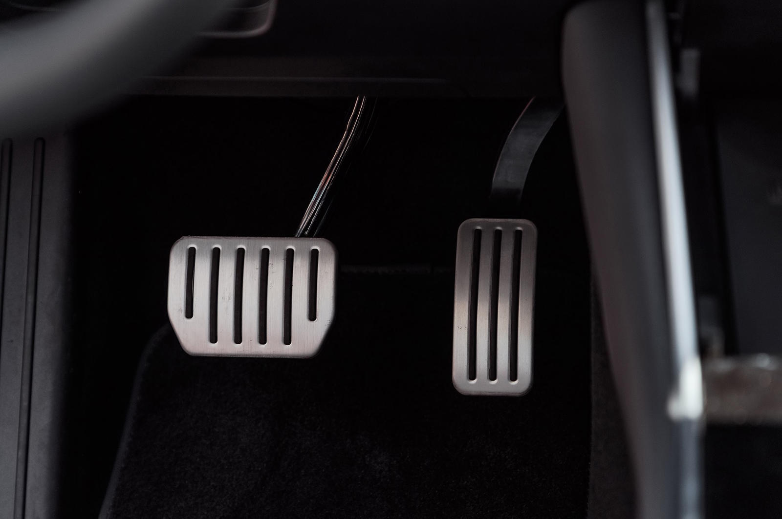 2018-Tesla-Model-3-Dual-Motor-Performance-pedals.jpg