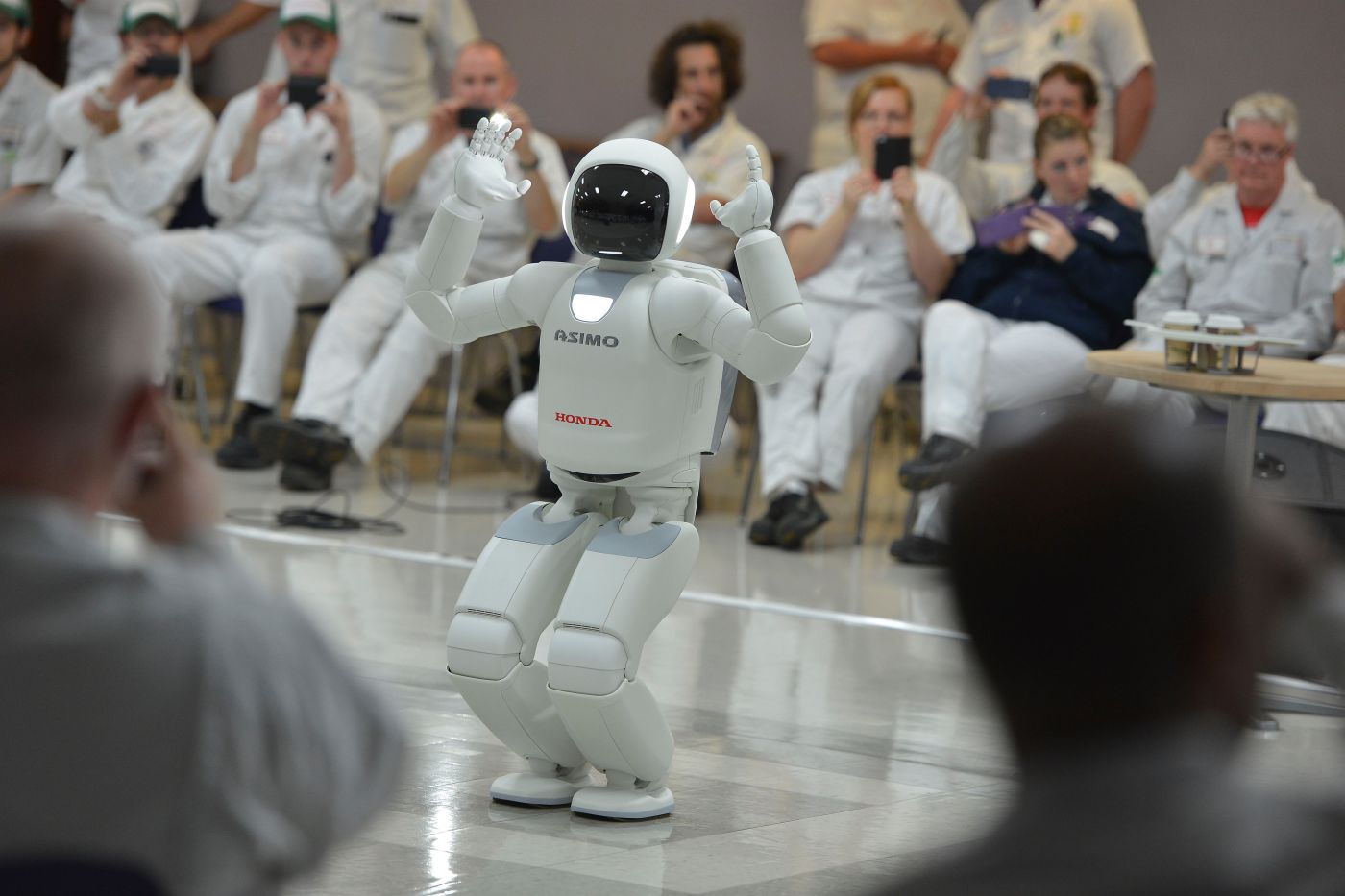 All-New ASIMO Visits the Honda Family