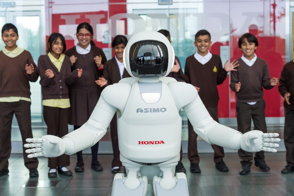 All-New ASIMO Visits the Honda Family