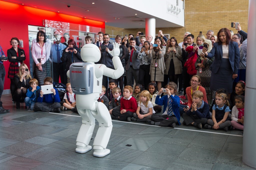 All-New ASIMO Visits the Honda Family