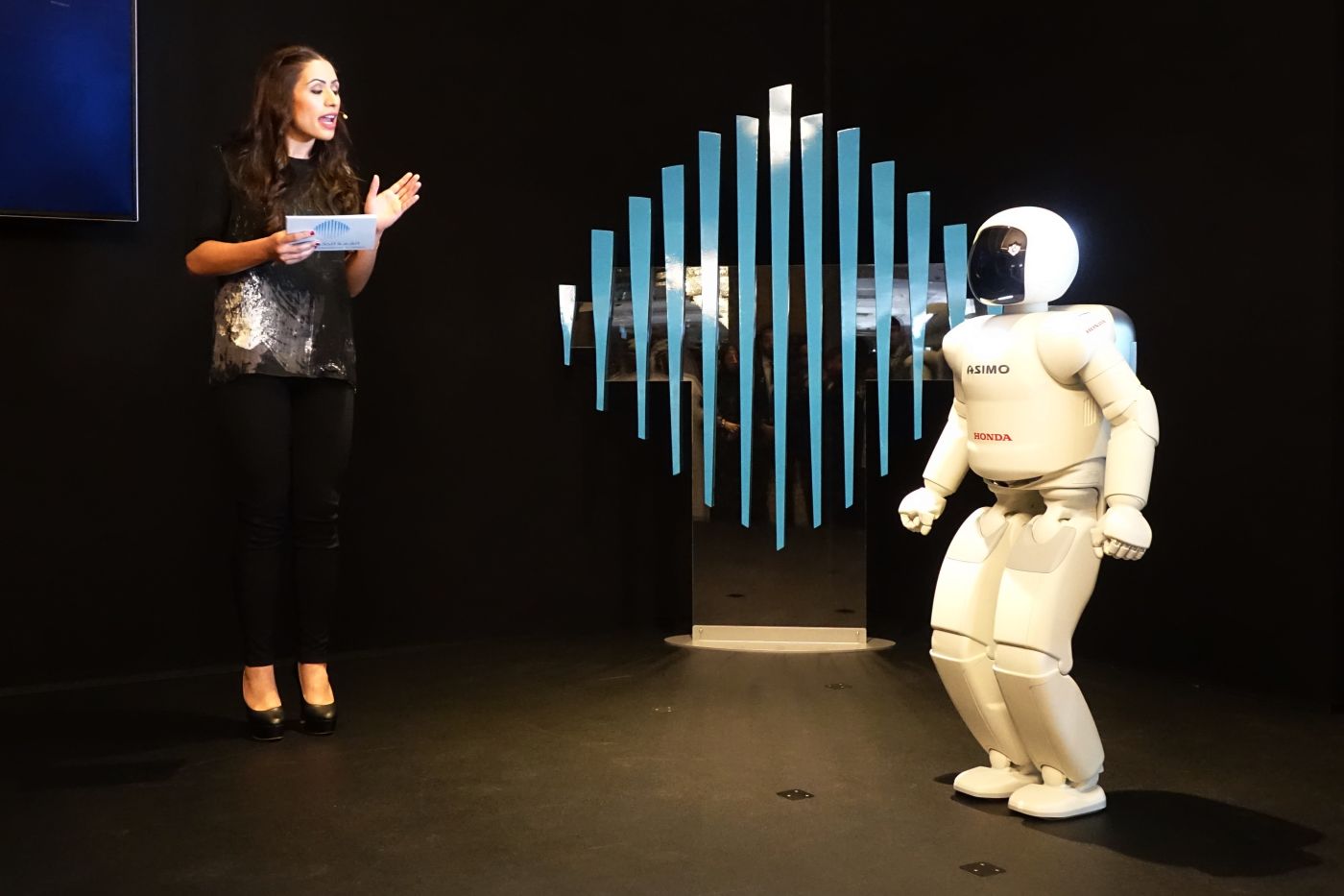 ASIMO Receives Royal Welcome in Dubai