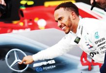 Lewis Hamilton assinou pela Mercedes até 2021