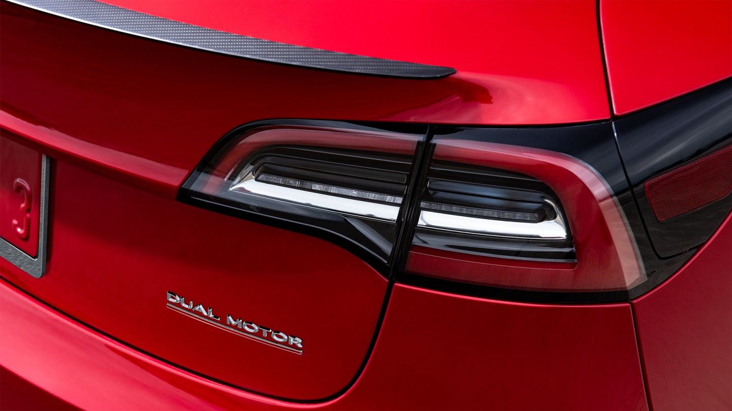 tesla-model-3-performance-carbon-fiber-spoiler