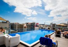 Os versos de “Lisboa, Menina e Moça” decoram este hotel