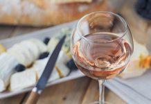 5 vinhos rosés ideais para acompanhar petiscos no verão
