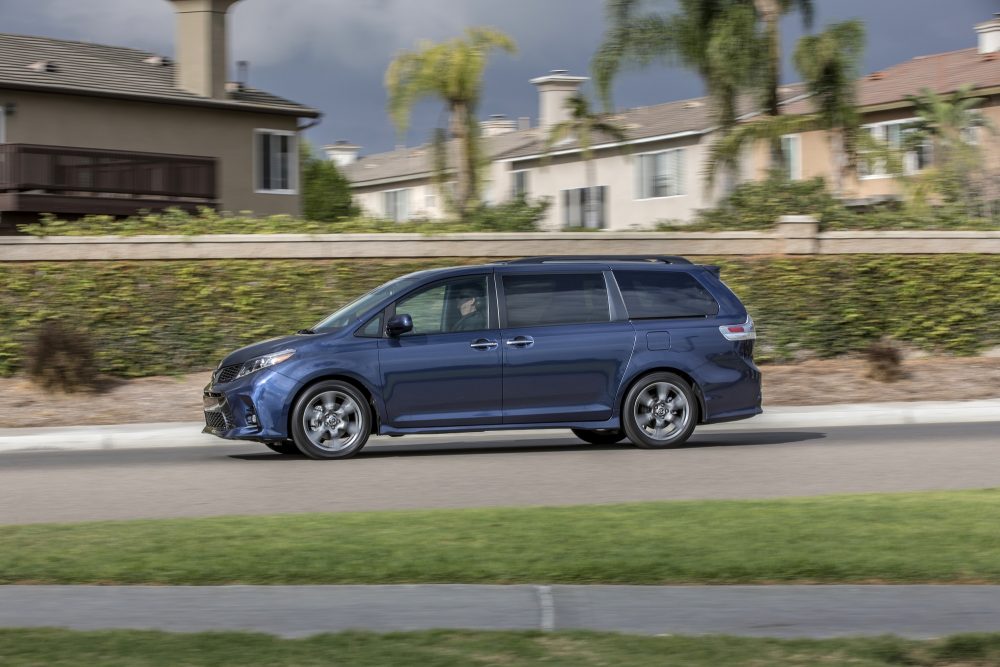 2018_Toyota_Sienna_SE_02