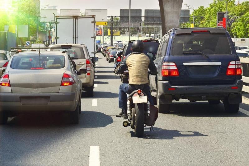Motorbike-filtering-traffic-1