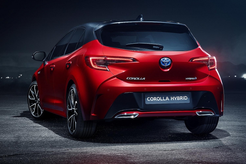 auris-2019-rear-3-4-v7-new-badge-lr