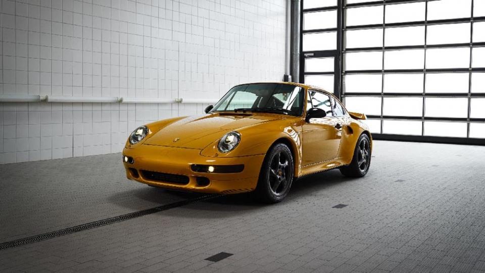 low_993_turbo_the_reveal_classic_project_gold_2018_porsche_ag-2-960×600