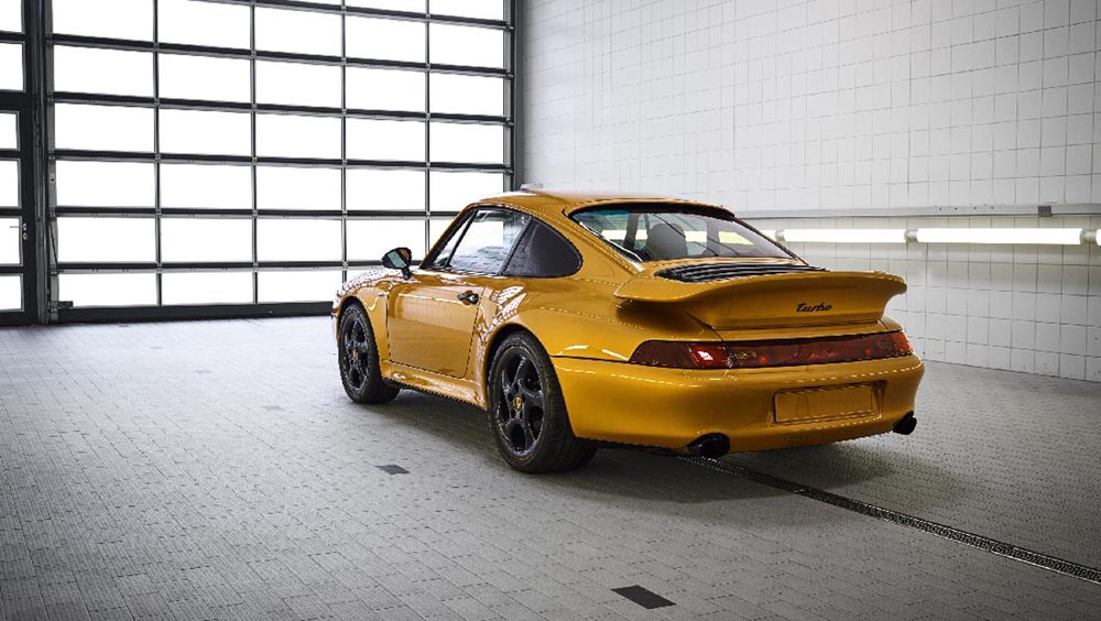 low_993_turbo_the_reveal_classic_project_gold_2018_porsche_ag