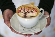 Esta cafetaria de Aveiro faz desenhos no creme do café