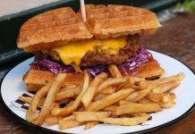O frango frito com waffle salgado já chegou a Lisboa
