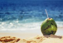 Estas praias têm água de coco do Brasil, Tailândia e Costa Rica