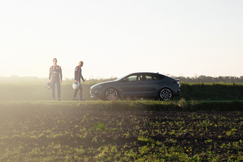 hyundai-i30-fastback-n-both-drivers-01