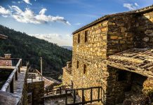 Dormir num local mágico e de xisto na Serra da Lousã