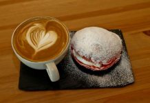 Bolos para todos os gostos numa casa vintage na Póvoa