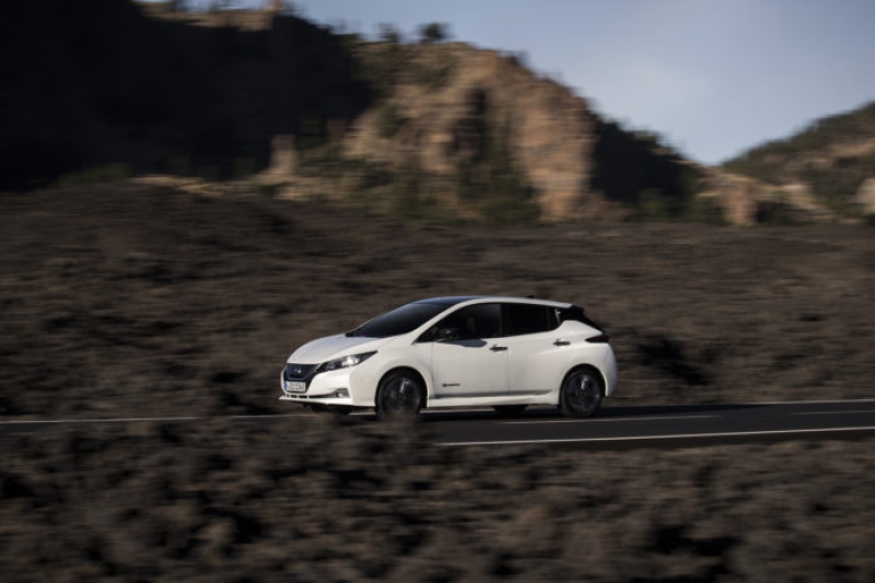 426220842_New_Nissan_LEAF-696×464